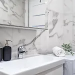 New Bastion Life W- Free Garage Prkg & Self Check-in I Cohost