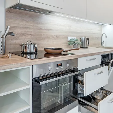 Apartment Cohost I New Basteja Life W-garage Prkg & Self Check-in *