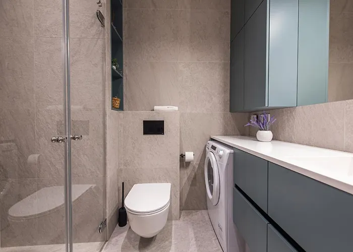 New Bastion Life Apartments W- Free Garage Prkg & Self Check-In I Cohost *