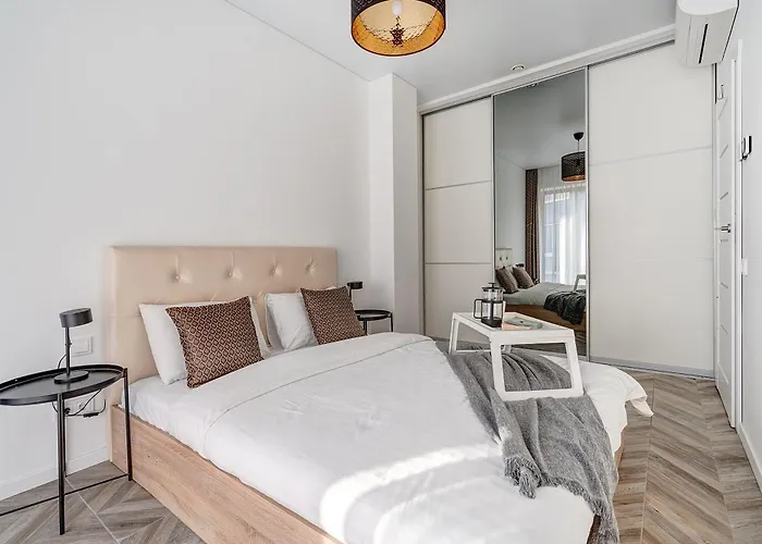 New Bastion Life Apartments W- Free Garage Prkg & Self Check-In I Cohost